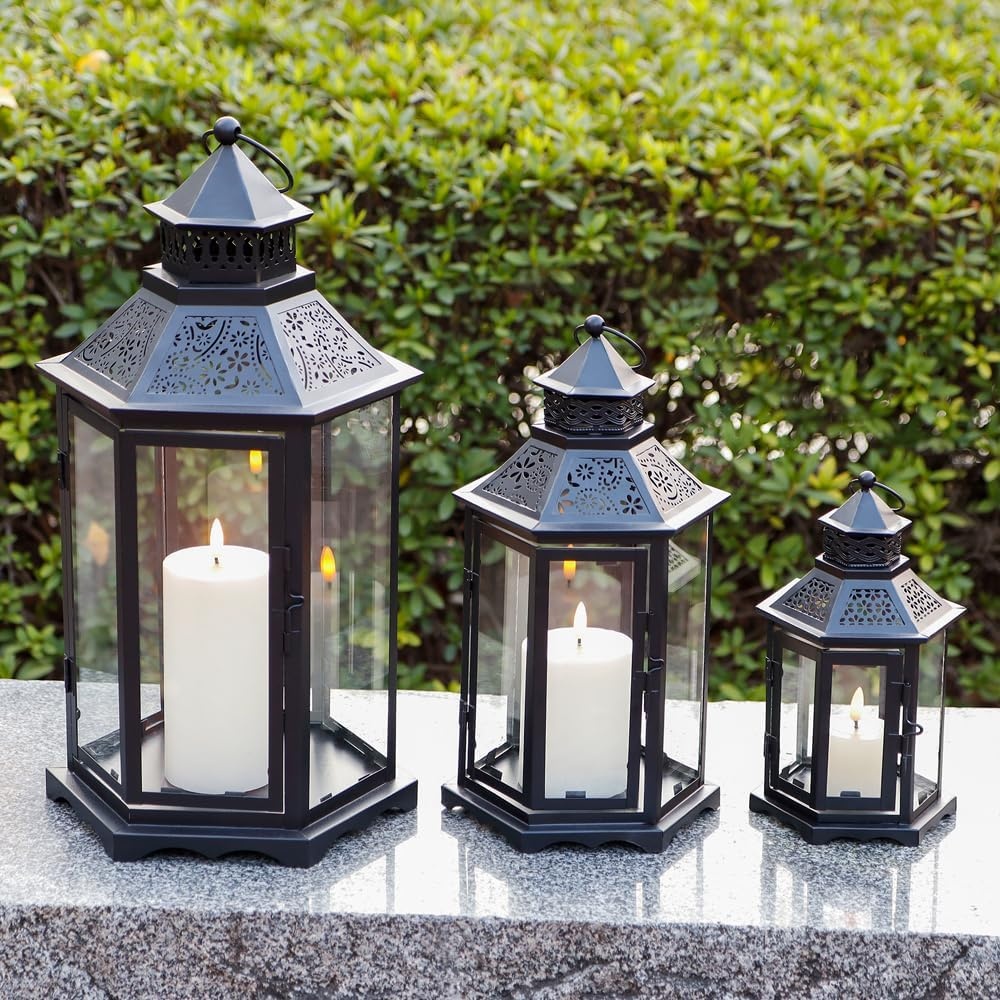 TRIROCKS Set van 3 Decoratieve Kaarslantaarns 46 & 33.5 & 24cm Hoog Grote Vintage Metaal Kandelaarhouders met Versterkt Glas voor Kerstmis Woonkamer Tuin Patio Evenement Binnen Buiten (Zwart)