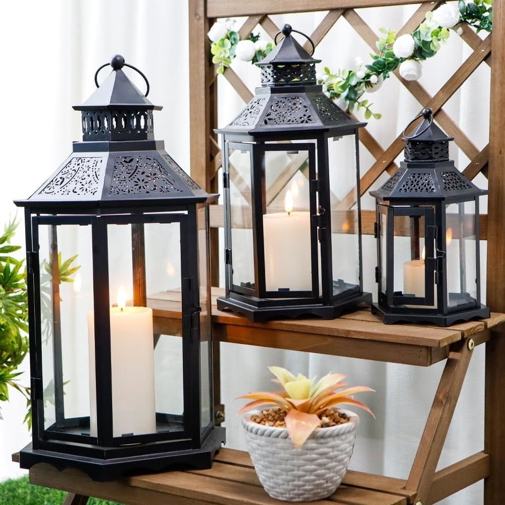 TRIROCKS Set van 3 Decoratieve Kaarslantaarns 46 & 33.5 & 24cm Hoog Grote Vintage Metaal Kandelaarhouders met Versterkt Glas voor Kerstmis Woonkamer Tuin Patio Evenement Binnen Buiten (Zwart)