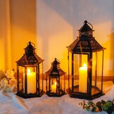 TRIROCKS Set van 3 Decoratieve Kaarslantaarns 46 & 33.5 & 24cm Hoog Grote Vintage Metaal Kandelaarhouders met Versterkt Glas voor Kerstmis Woonkamer Tuin Patio Evenement Binnen Buiten (Zwart)