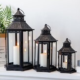 TRIROCKS Set van 3 Decoratieve Kaarslantaarns 46 & 33.5 & 24cm Hoog Grote Vintage Metaal Kandelaarhouders met Versterkt Glas voor Kerstmis Woonkamer Tuin Patio Evenement Binnen Buiten (Zwart)