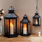 TRIROCKS Set van 3 Decoratieve Kaarslantaarns 46 & 33.5 & 24cm Hoog Grote Vintage Metaal Kandelaarhouders met Versterkt Glas voor Kerstmis Woonkamer Tuin Patio Evenement Binnen Buiten (Zwart)