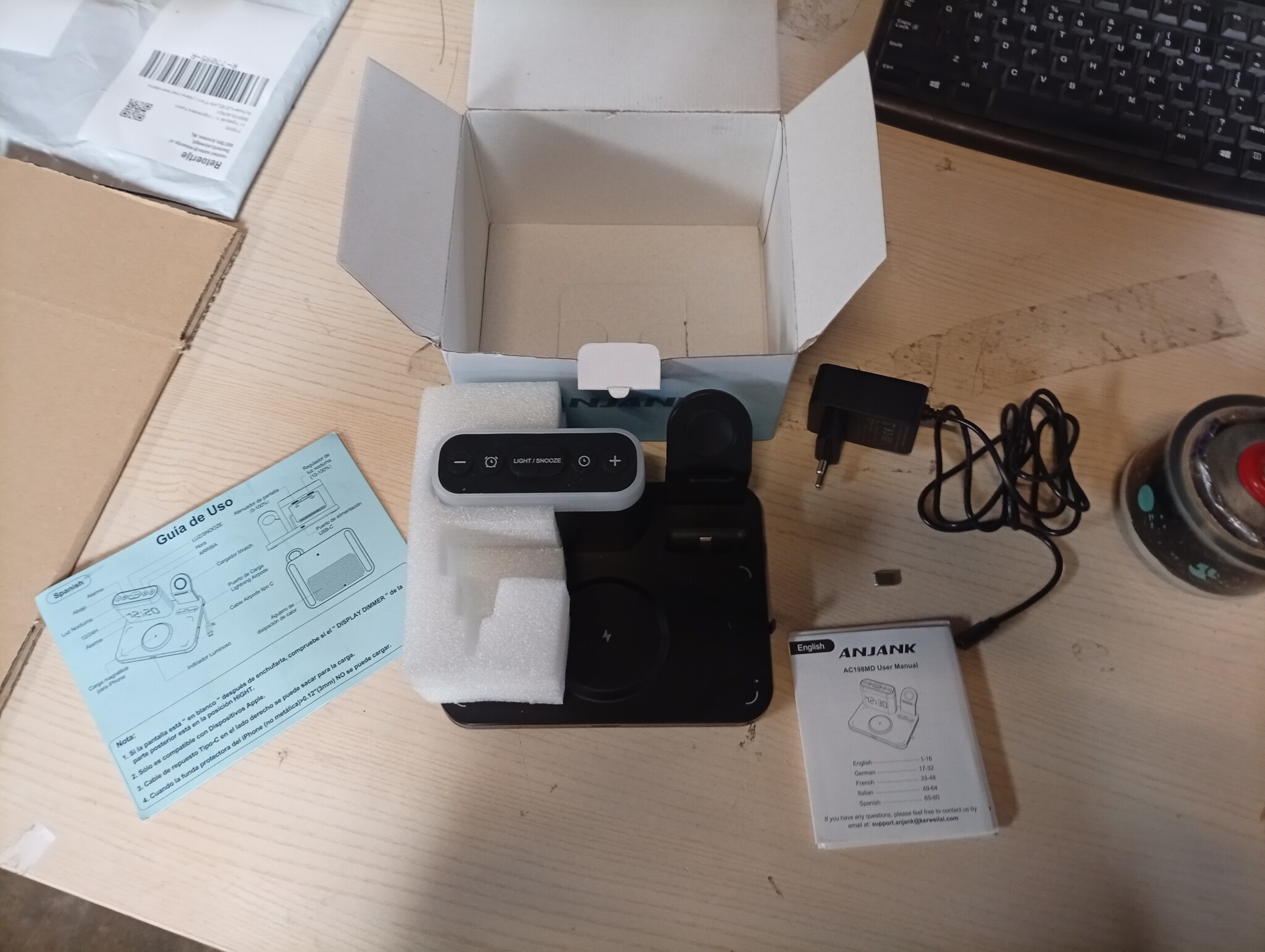 Draadloos Oplaaddock 3-in-1 iPhone, Watch, AirPods | Mag-Safe | Wekker | Nachtlamp met 7 Kleuren (58% Korting)