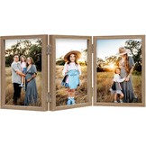 Drievoudige 5x7 Fotolijst Scharnierende Vouwbare Houten Fotolijst met Glazen Voorkant Staand Verticaal op Bureau Hout