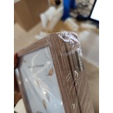 Drievoudige 5x7 Fotolijst Scharnierende Vouwbare Houten Fotolijst met Glazen Voorkant Staand Verticaal op Bureau Hout
