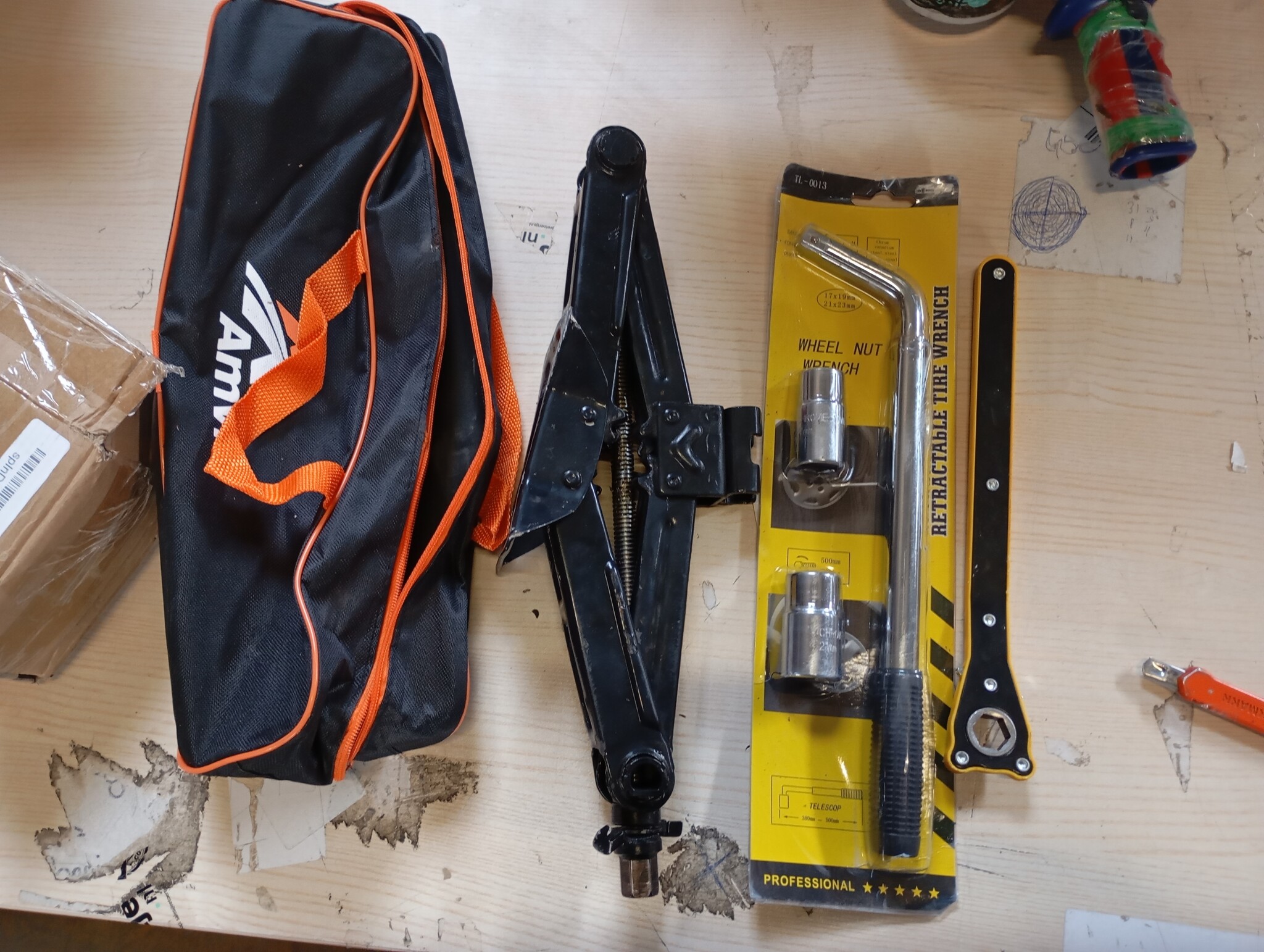 AMVIA Autokrik Schaar Krik 1.5 Ton (3.300 lbs) met Bandenwissel Set - Universeel en Compact