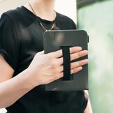 kwmobile e-reader hoesje compatibel met Amazon Kindle Scribe (2024) - Kunstleren ereader cover met stand - Meisje met boeken in zwart/beige