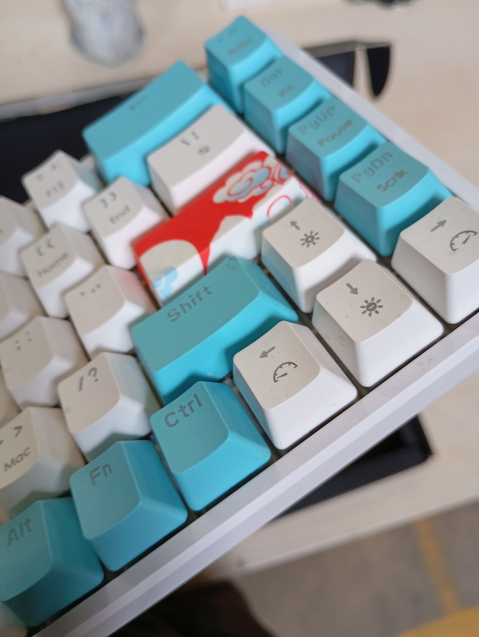 SOLIDEE 65% Compacte Mechanische Gaming Toetsenbord QWERTY met Rode Schakelaars en RGB Verlichting - Zeeblauw