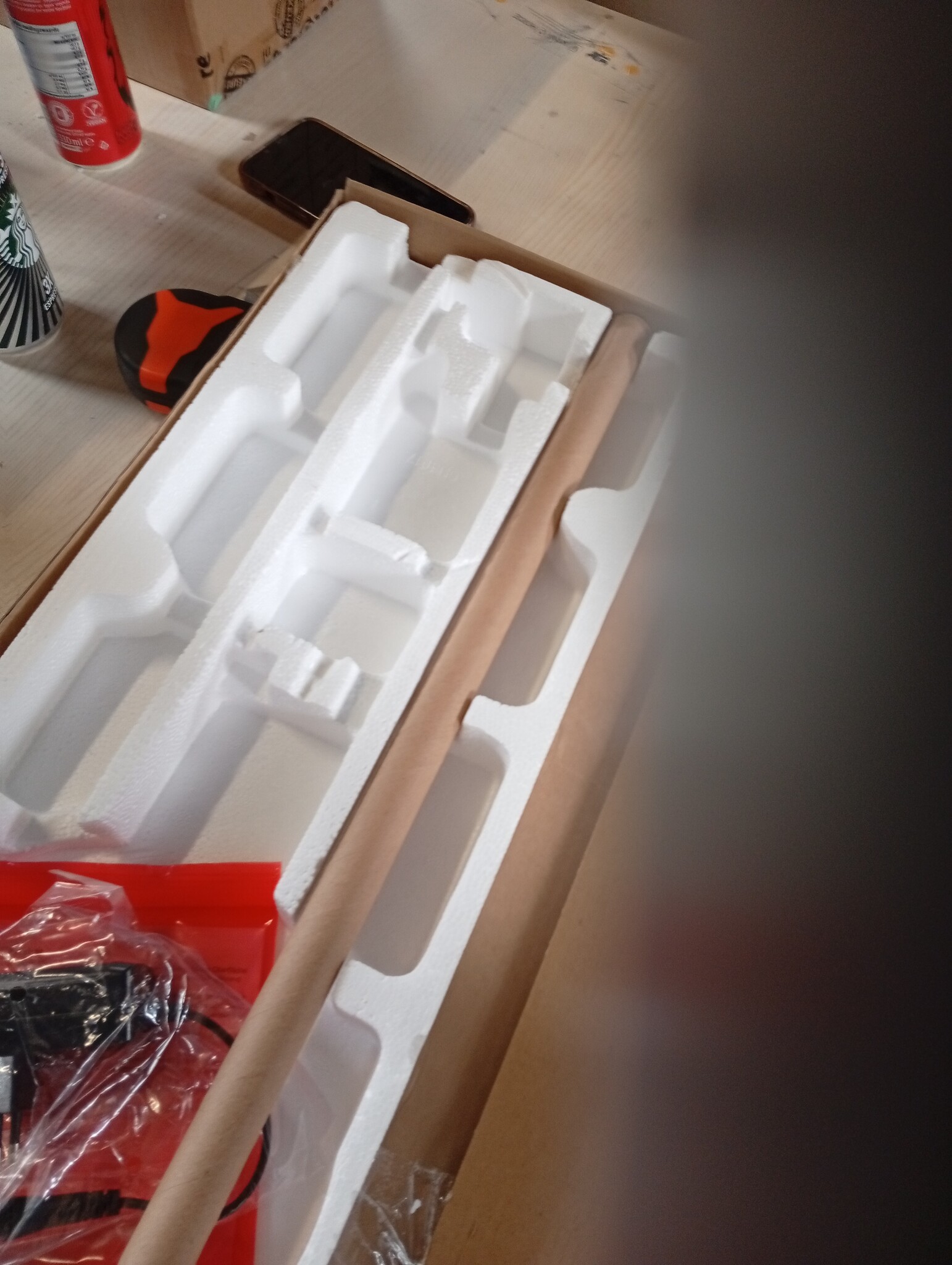 EDISHINE Staande lamp voor woonkamer, dimbare LED staande lamp, moderne vloerlamp met voetschakelaar, 3000K warm wit, 1100 lumen, 147cm lichtzuil voor woonkamer, slaapkamer en kantoor.