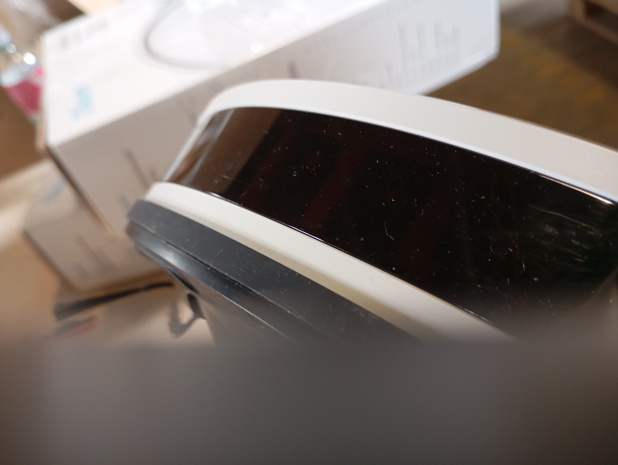 Tikom Robotstofzuiger, G8000 Pro Robotstofzuiger, 2-in-1, 4500 Pa zuigkracht, zelfoplaadbaar, wifi, max. 150 minuten, geschikt voor dierenharen, tapijt, harde vloeren, wit