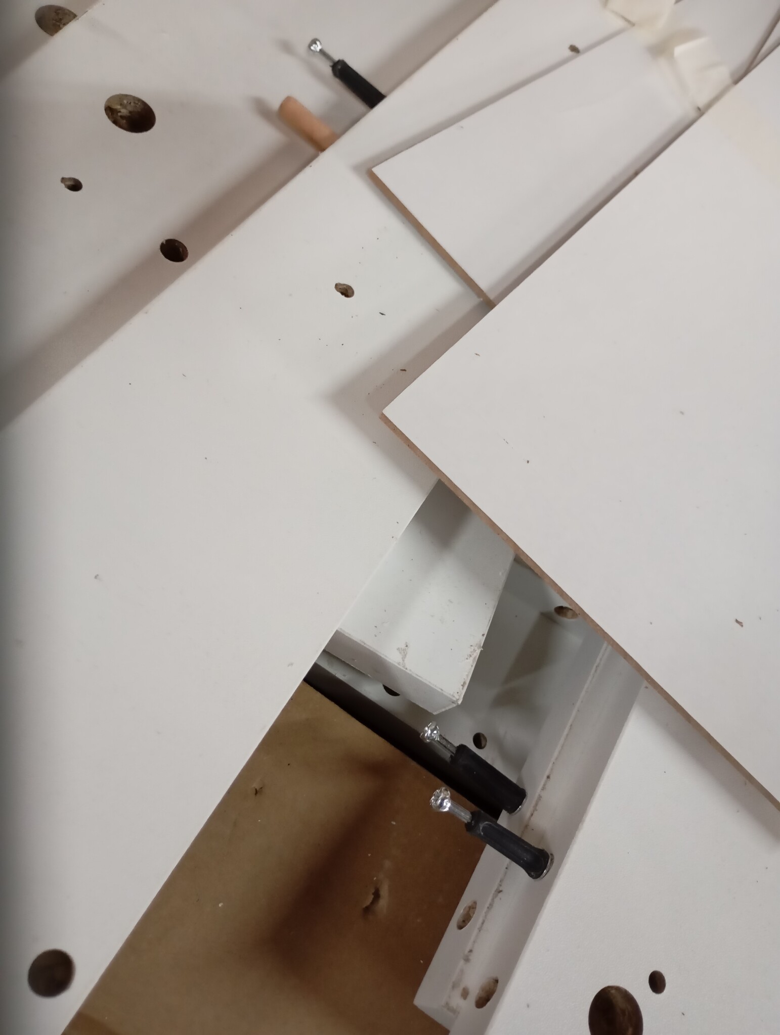 Smalle badkamerkast met wielen, bewerkt hout, wit - 54% korting