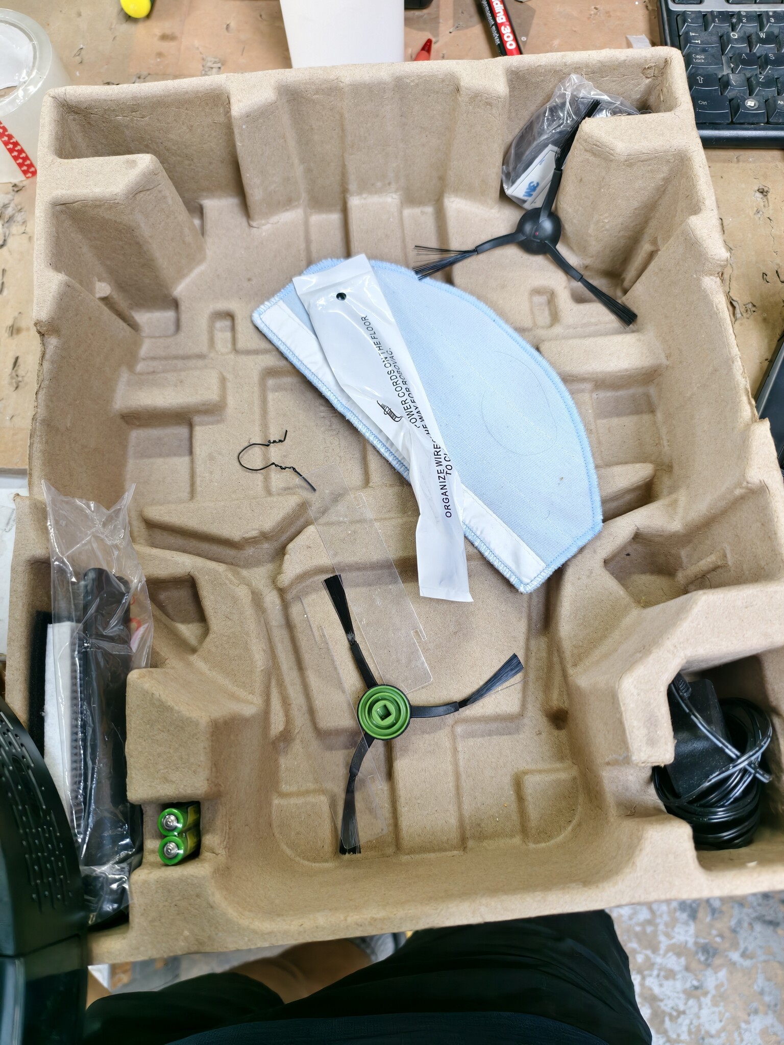 Tikom G8000 Pro Robotstofzuiger met dweilfunctie, 2-in-1, robotstofzuiger, 4500 Pa sterke zuigkracht, robotstofzuiger, oplaadbaar, wifi, max. 150 minuten, voor dierenharen, tapijt, harde vloeren
