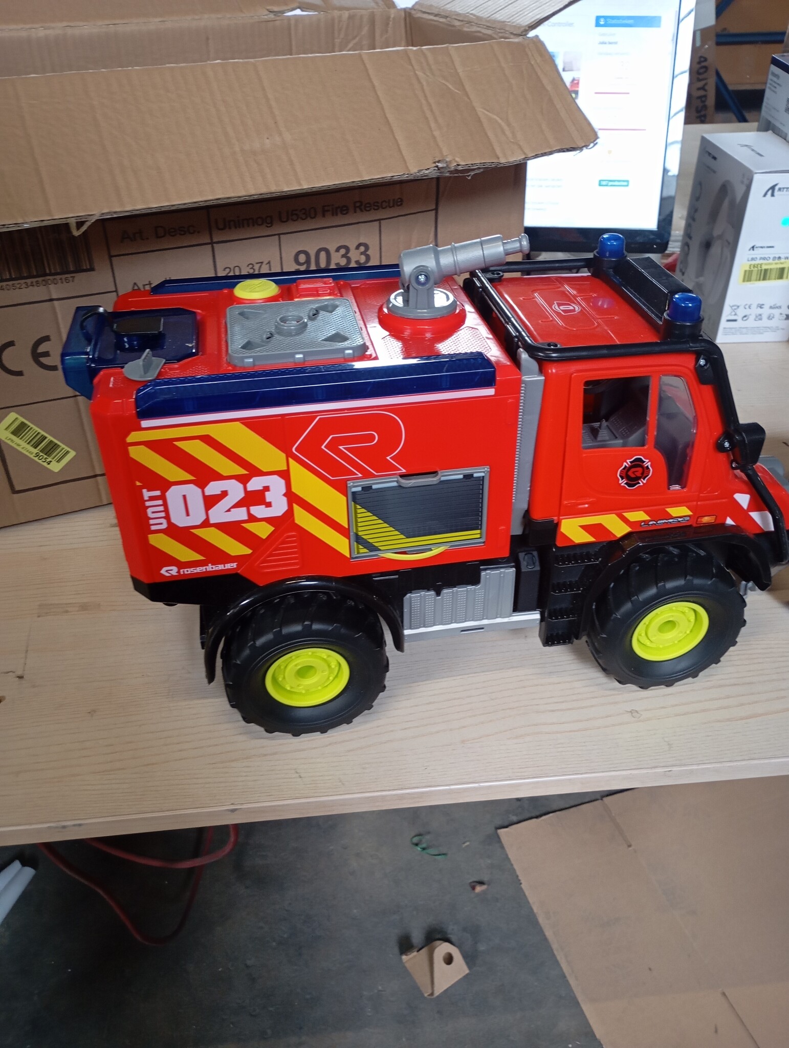 Dickie Toys - Unimog U530 Fire Rescue (50 cm) - grote brandweerauto met waterspuit en lier per stick-controller, kinderspeelgoed vanaf 3 jaar met licht en geluid, incl. batterijen