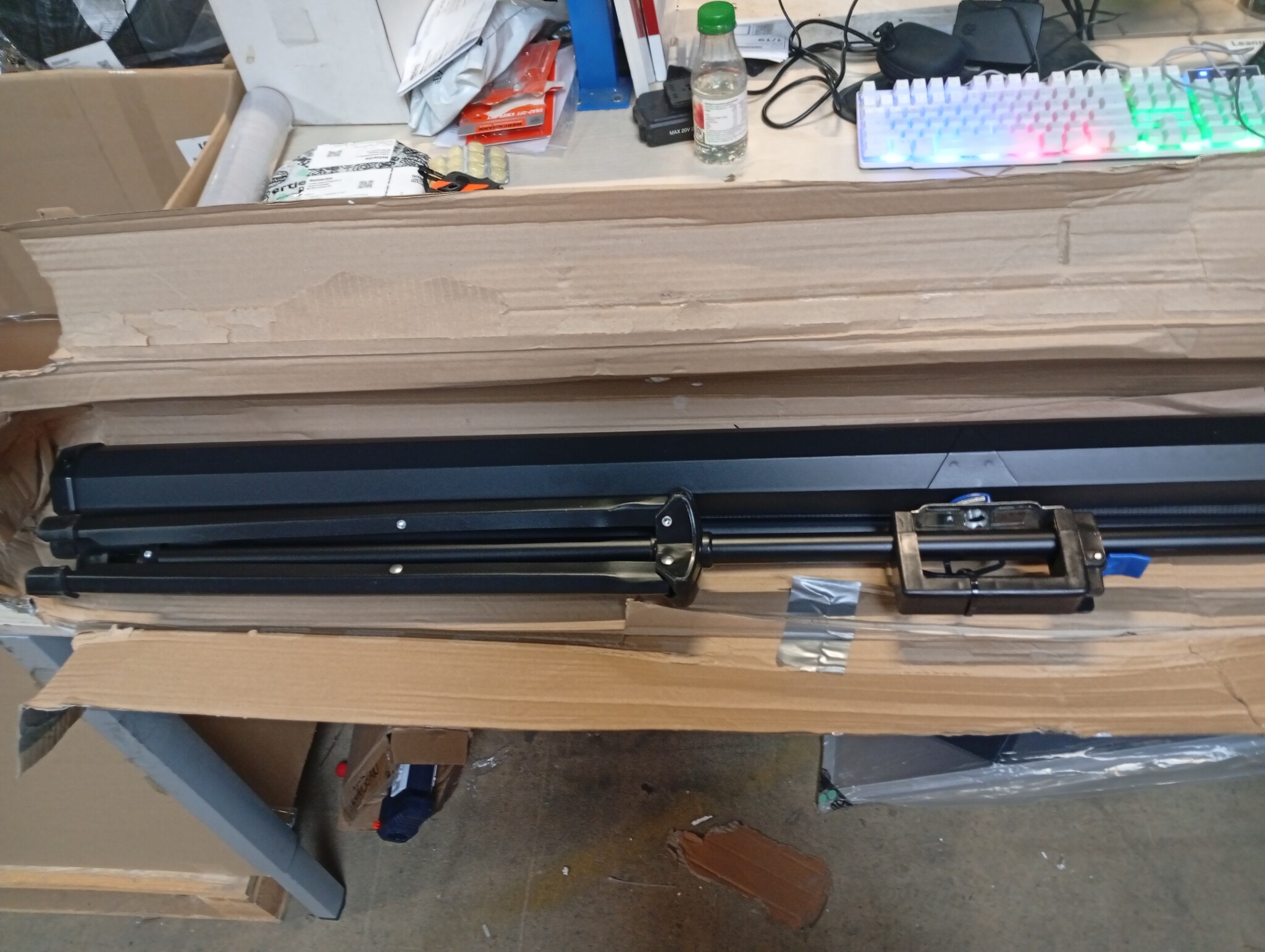 VEVOR Projectiescherm met standaard, 60 inch 160 ° groothoek binnen en buiten, projectiescherm, 16:9 4K HD kreukloze draagbare statiefschermen met draagtas, voor bioscoop, thuisbioscoop, kantoor