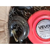 VEVOR Handmatige kettingtakel, draagvermogen 2 T, hefhoogte 3 m, met robuuste haak, G70-ketting, mechanische veiligheidsrem, goederenheffen voor garages, bouwplaatsen, magazijnen, rood