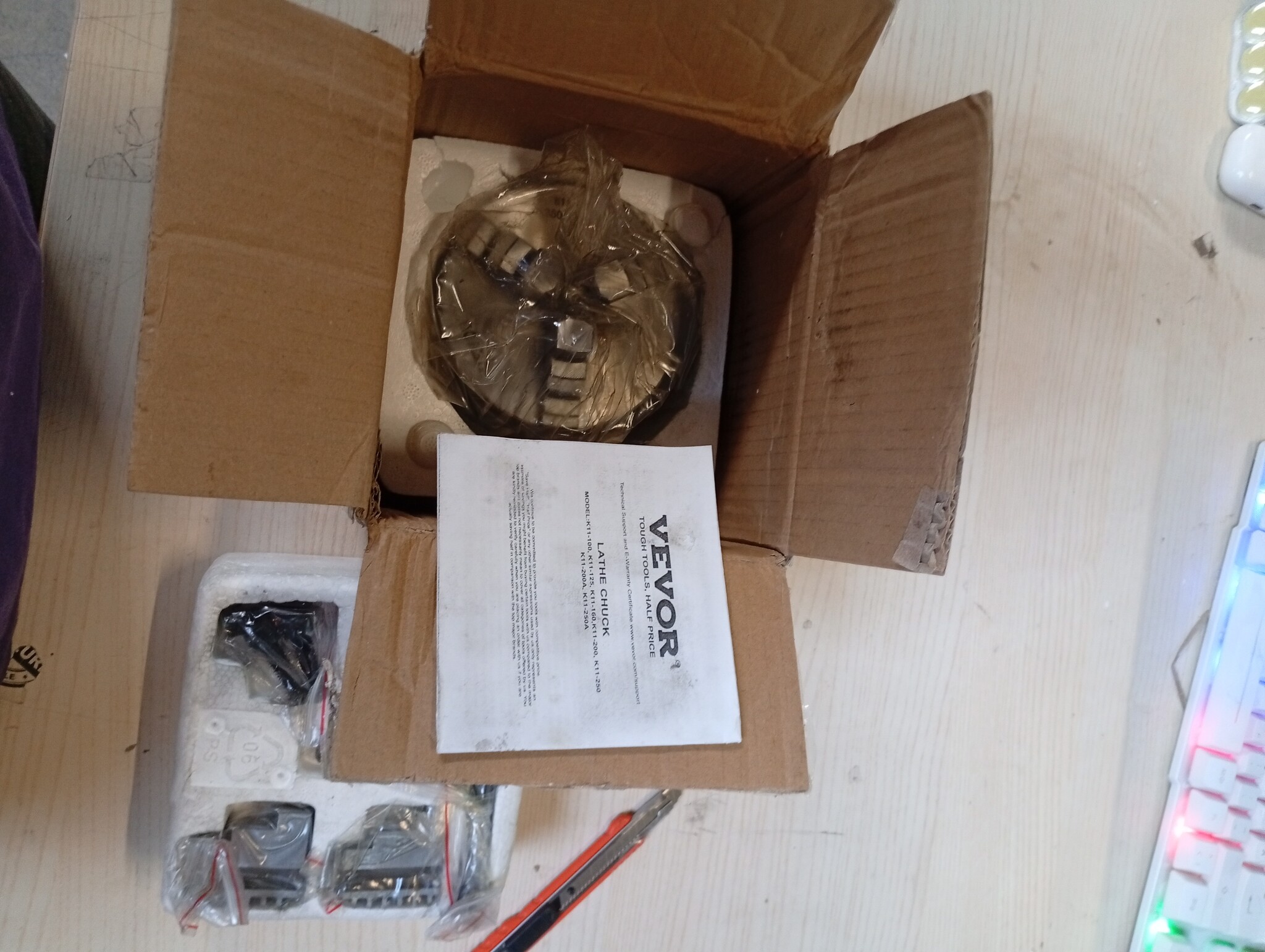 VEVOR 3-Jaw draaibank Chuck, 4", zelfcentrerende draaibank Chuck, 0,08-4 in/2-100 mm klembereik met T-sleutel bevestigingsschroeven omkeerbare kaken, voor draaibank 3D-printer bewerkingscentrum frezen