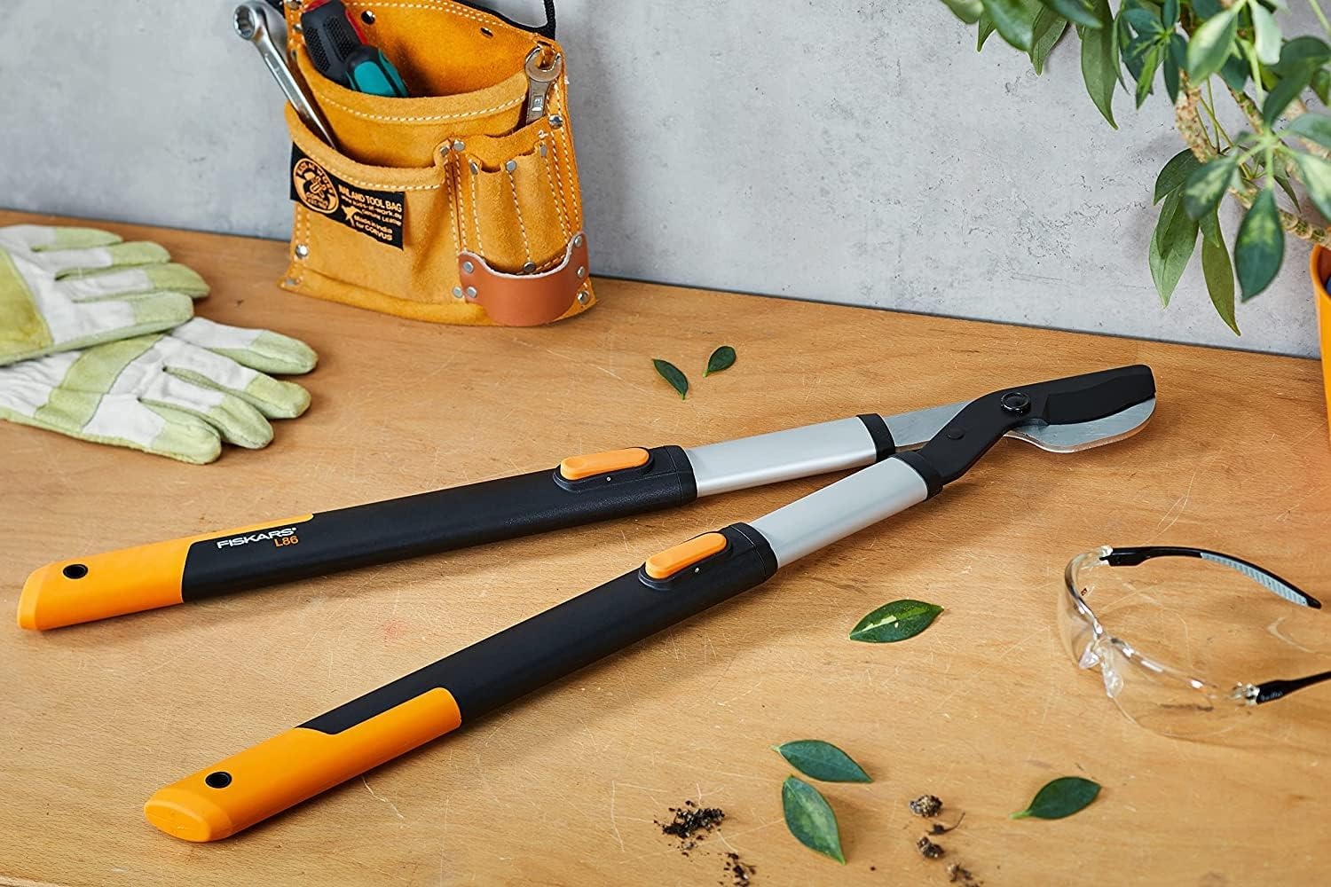 Fiskars Telescopische takkenschaar, bypass-takkenschaar voor jong hout, antikleeflaag, gehard precisiestaal, lengte handgrepen: 66 - 90 cm, zwart/oranje, SmartFit, L86, 1013564