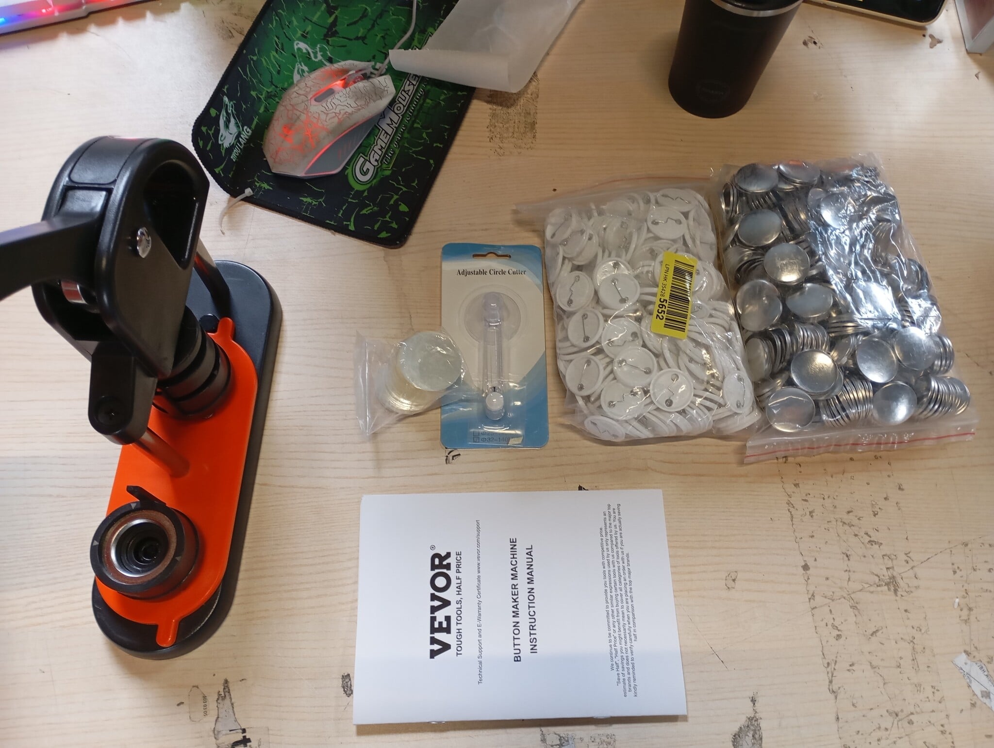 VEVOR Badge Machine 32 mm Badge Press with 500 Consumables, Magic Book and Circle Cutter, Machine for Making Badges Made of Robust Plastic, for Making Pin Badges