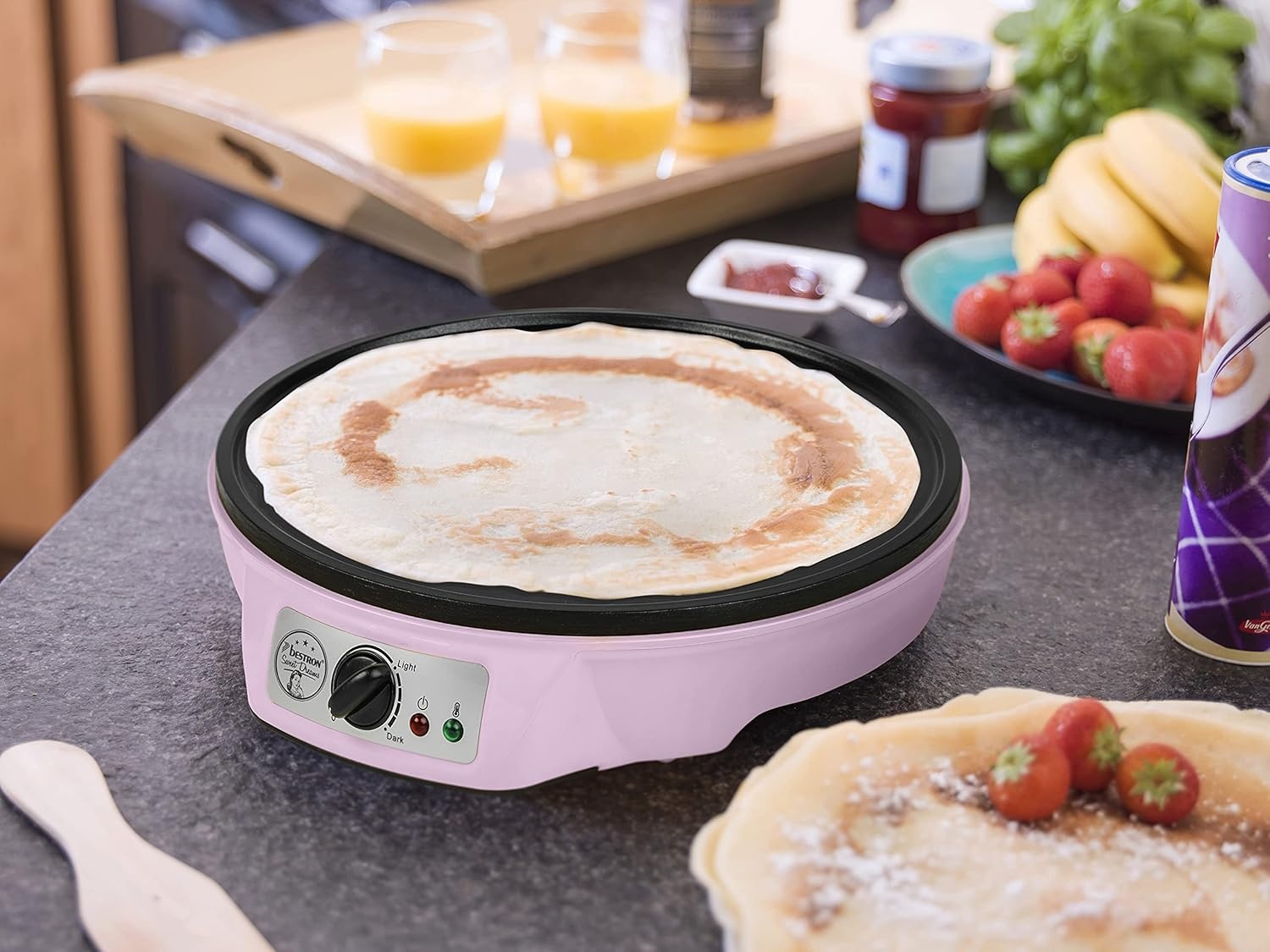 Bestron Crepe Maker voor crêpes met Ø 30cm, pannenkoekenmaker incl. deegverdeler & crêpeskeerder, met antiaanbaklaag & indicatielampje, 1000 Watt, Kleur: roze