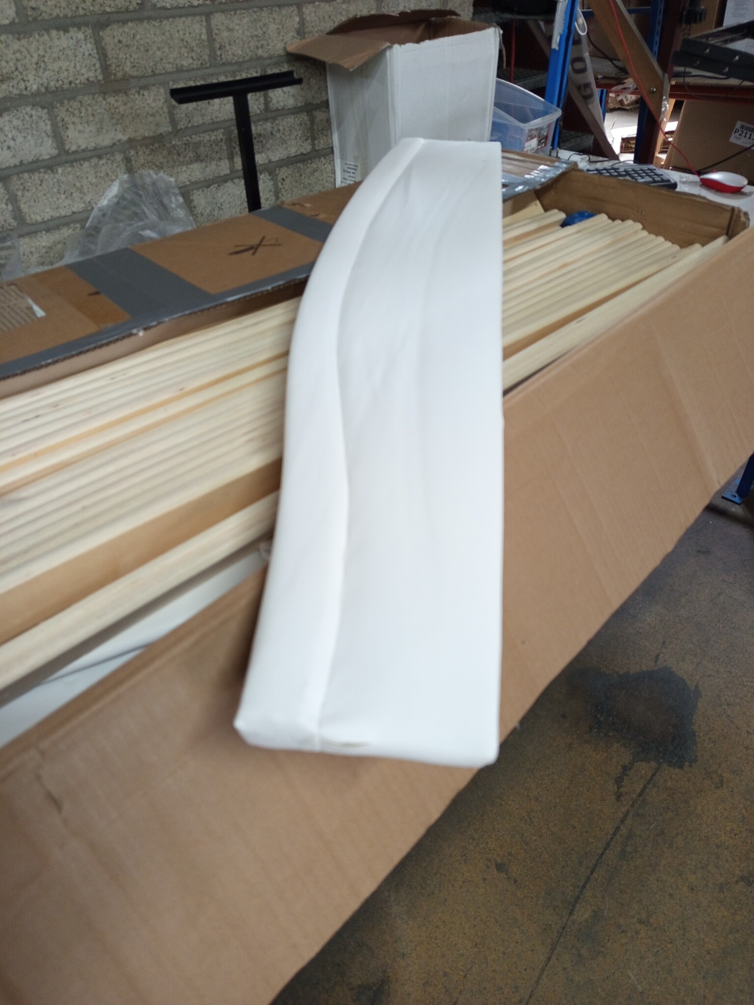 vidaXL Bedframe met hoofdbord kunstleer wit 200x200 cm
