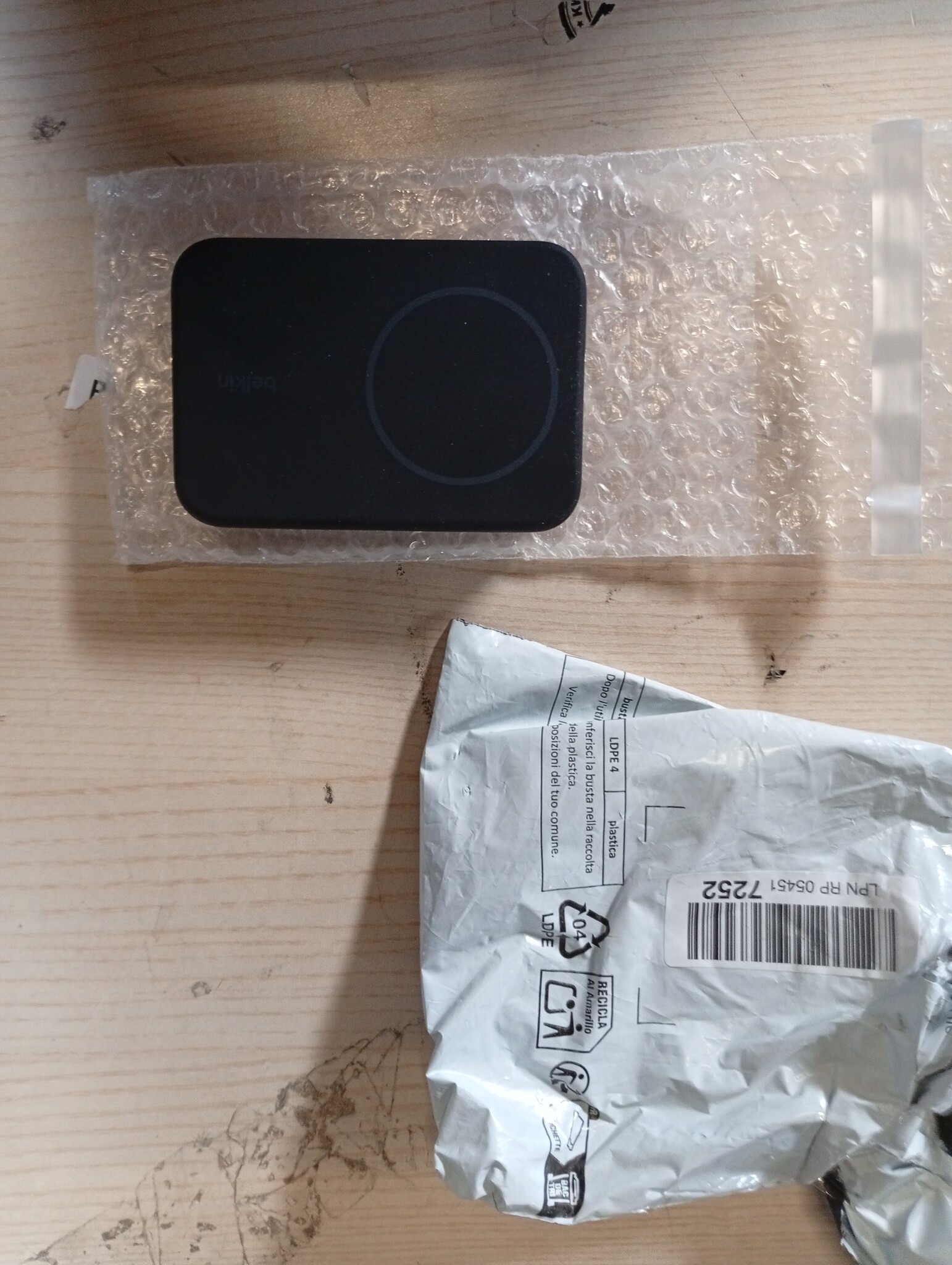 Belkin BoostCharge Pro draadloze 10000mAh-powerbank met Qi2, MagSafe-compatibele draagbare lader + uitklapbare standaard - iPhone 16, 16 Plus, 16 Pro, 16 Pro Max, iPhone 15, 14, 13, 12, meer - Zwart