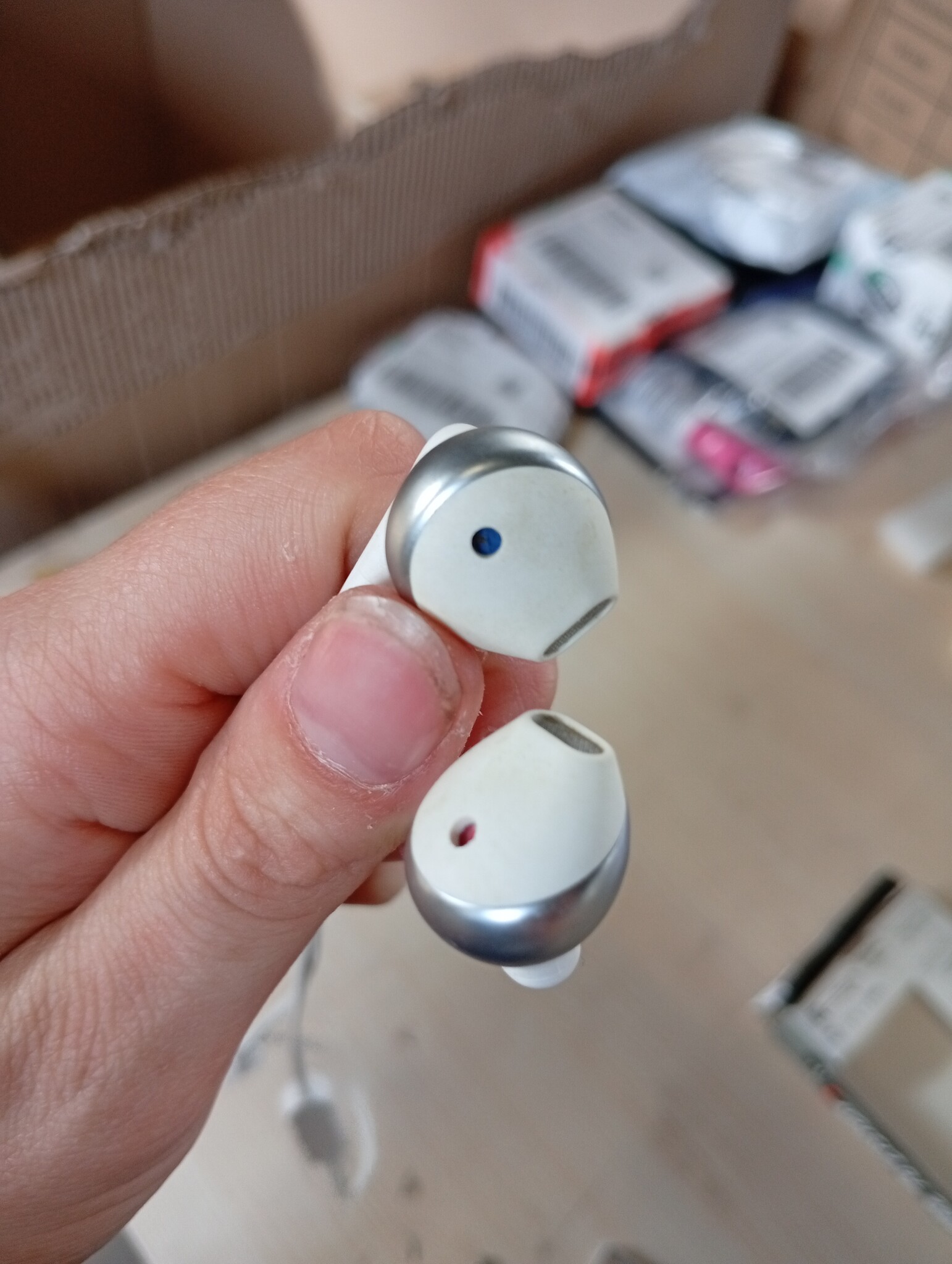 JBL TUNE 215 BT – Bluetooth In-Ear Kopfhörer in Weiß – Klangvoller Bass Sound ohne Kabel – Bis zu 16 Stunden Wiedergabezeit mit nur einer Akkuladung