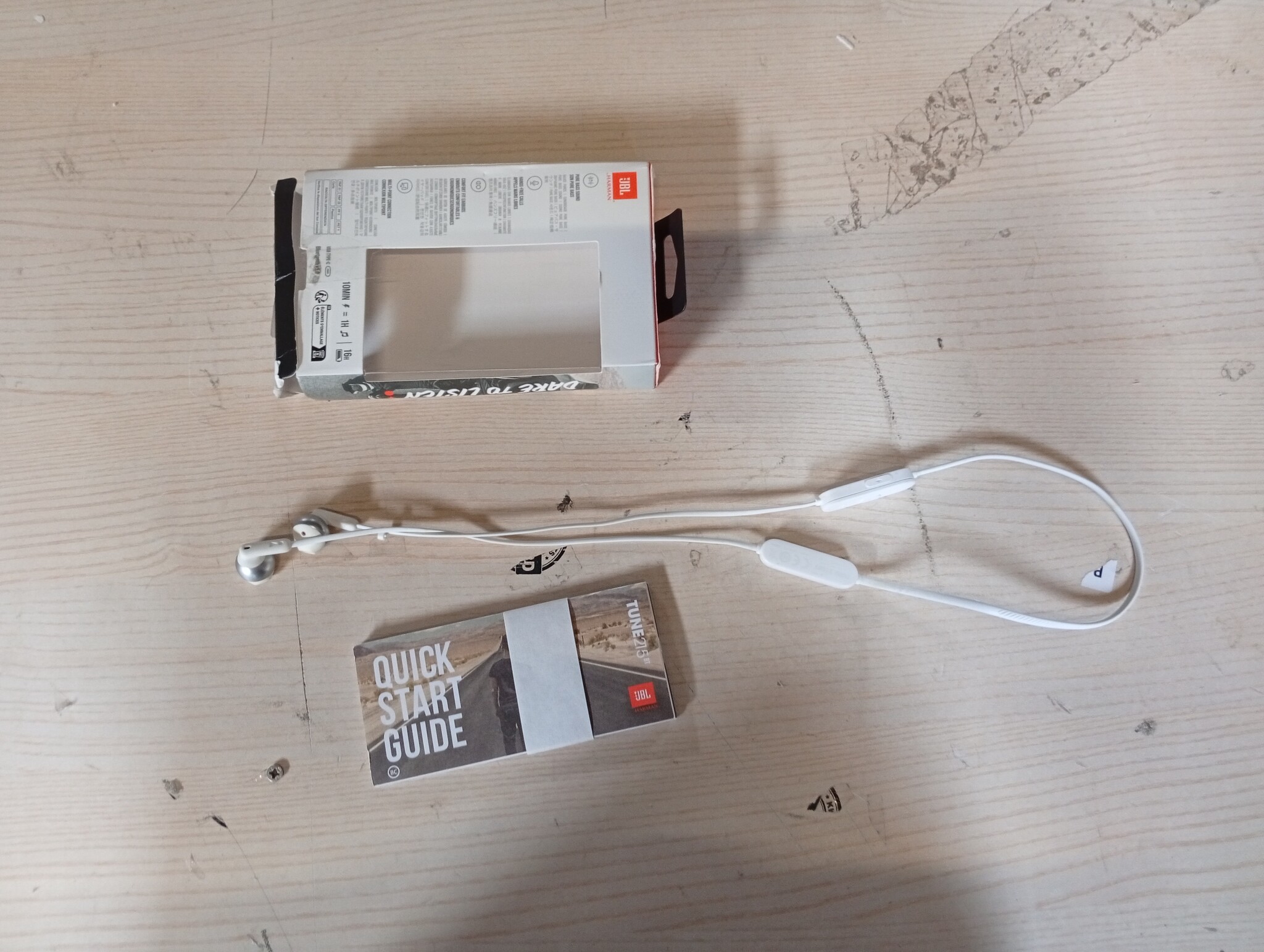 JBL TUNE 215 BT – Bluetooth In-Ear Kopfhörer in Weiß – Klangvoller Bass Sound ohne Kabel – Bis zu 16 Stunden Wiedergabezeit mit nur einer Akkuladung
