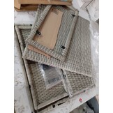 vidaXL Tuinbijzettafel glasblad 58x27,5x55 cm poly rattan lichtgrijs