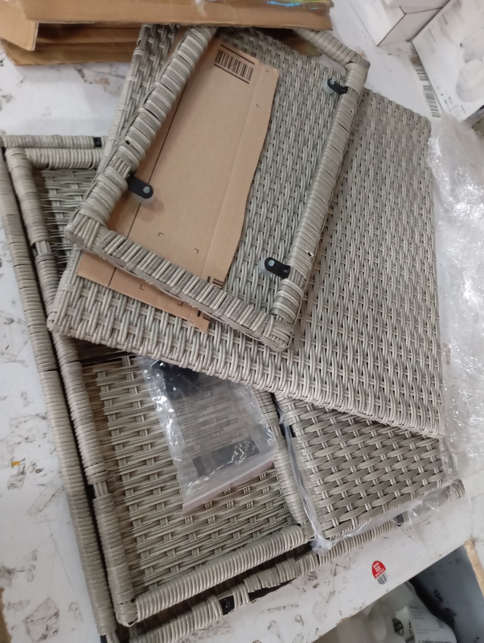 vidaXL Tuinbijzettafel glasblad 58x27,5x55 cm poly rattan lichtgrijs