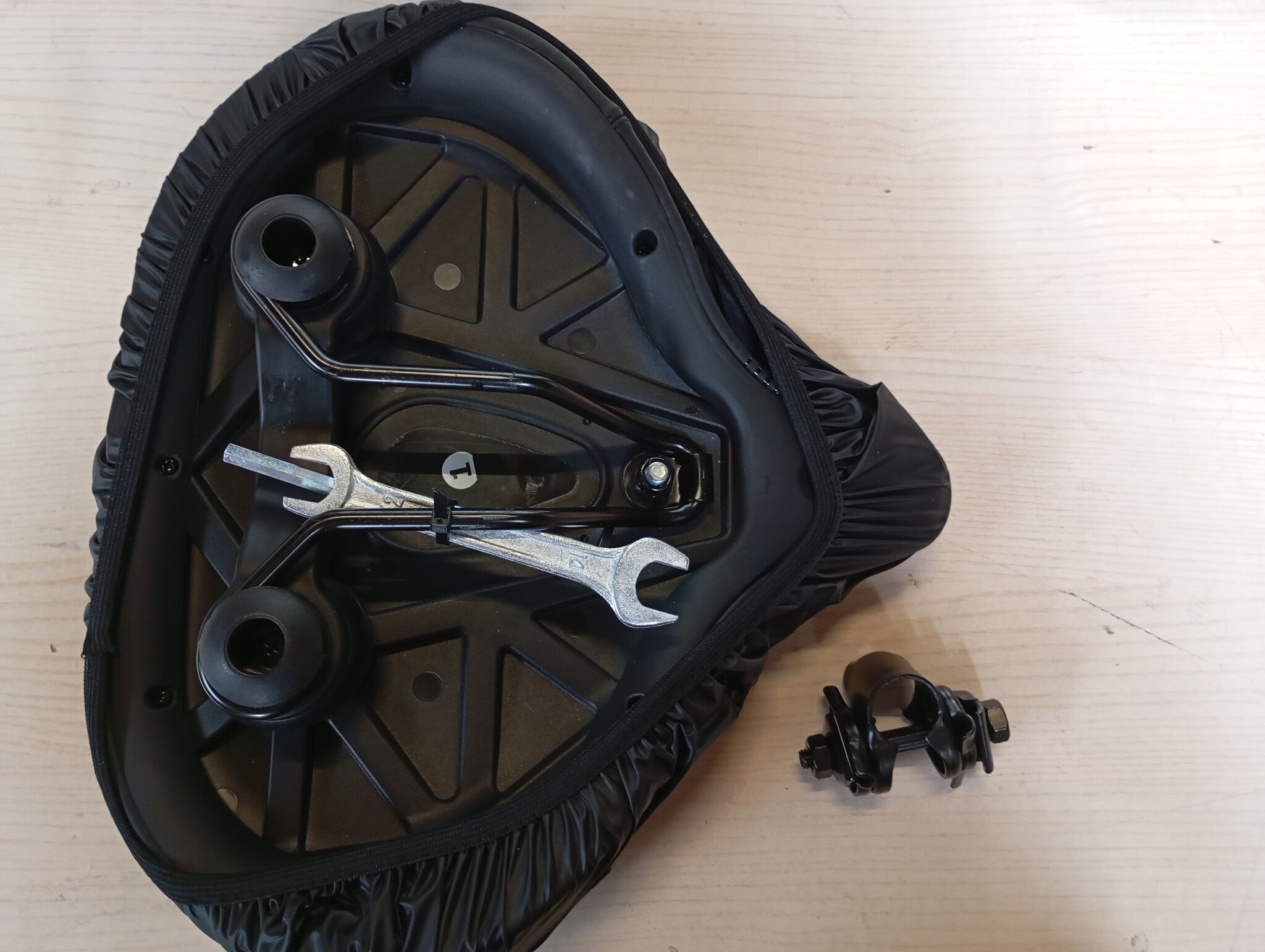 DAWAY C40 Fietszadel met extra zacht schuimvulling, voor dames en heren, senioren, universeel reservezadel voor hometrainer, MTB, e-bike, stadsfiets, racefiets