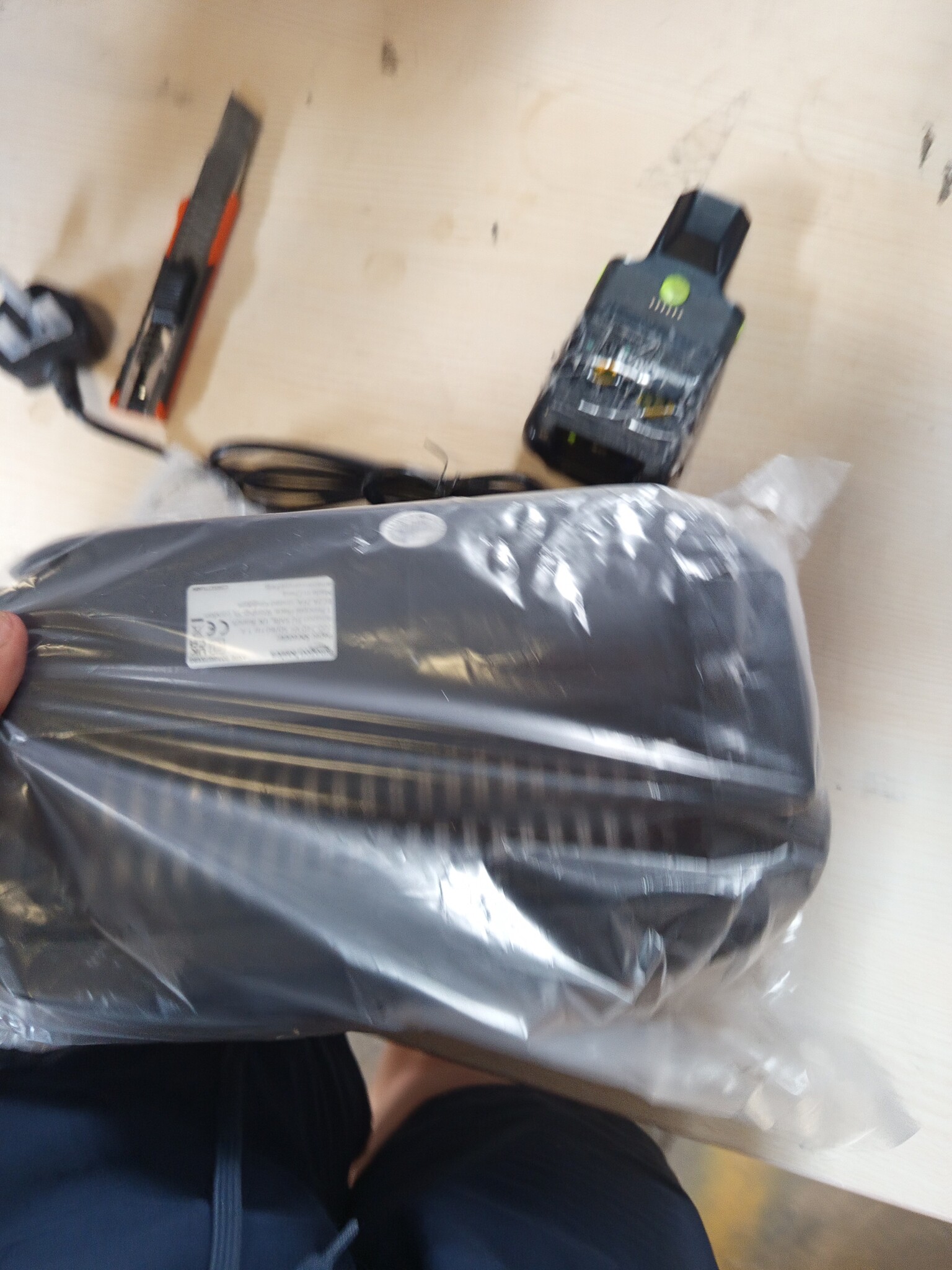 Fellowes Shredder Powershred FS-6C - 6 vel kruisgesneden papiervernietiger voor thuisgebruik - persoonlijke en kantoorpapiervernietiger - 15 liter emmer - veiligheidsniveau P-4 - zwart