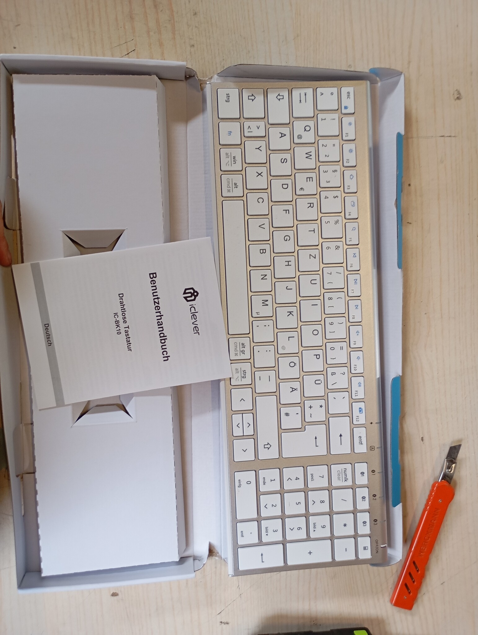 iClever Bluetooth Keyboard BK10, Rechargeable Keyboard Bluetooth Ergonomic Full Size German Standard QWERTZ stable connection for iPad, iPhone, Mac, iOS, Android, Win