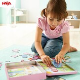 HABA 7392 - magneetspelbox aantrekkoppop Lilli | Afwisselende magnetische puzzel rond de schattige pop Lilli | In praktische metalen box, multicolor