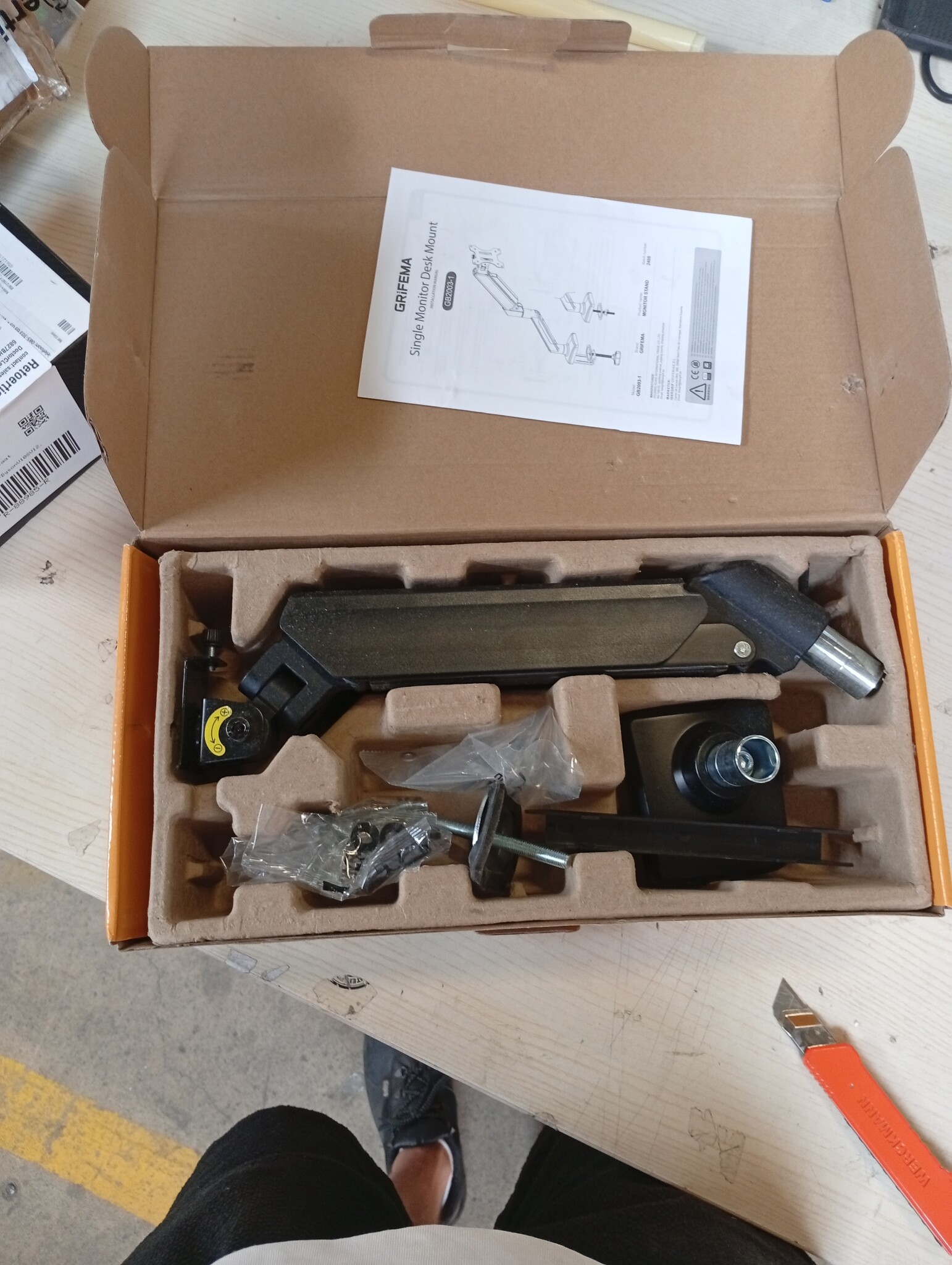 GRIFEMA GB2003-1 monitorhouder met gasveer voor 13-32 inch computerscherm, in hoogte verstelbaar, VESA 75 x 75/100 x 100, gewicht 2-9 kg, zwart