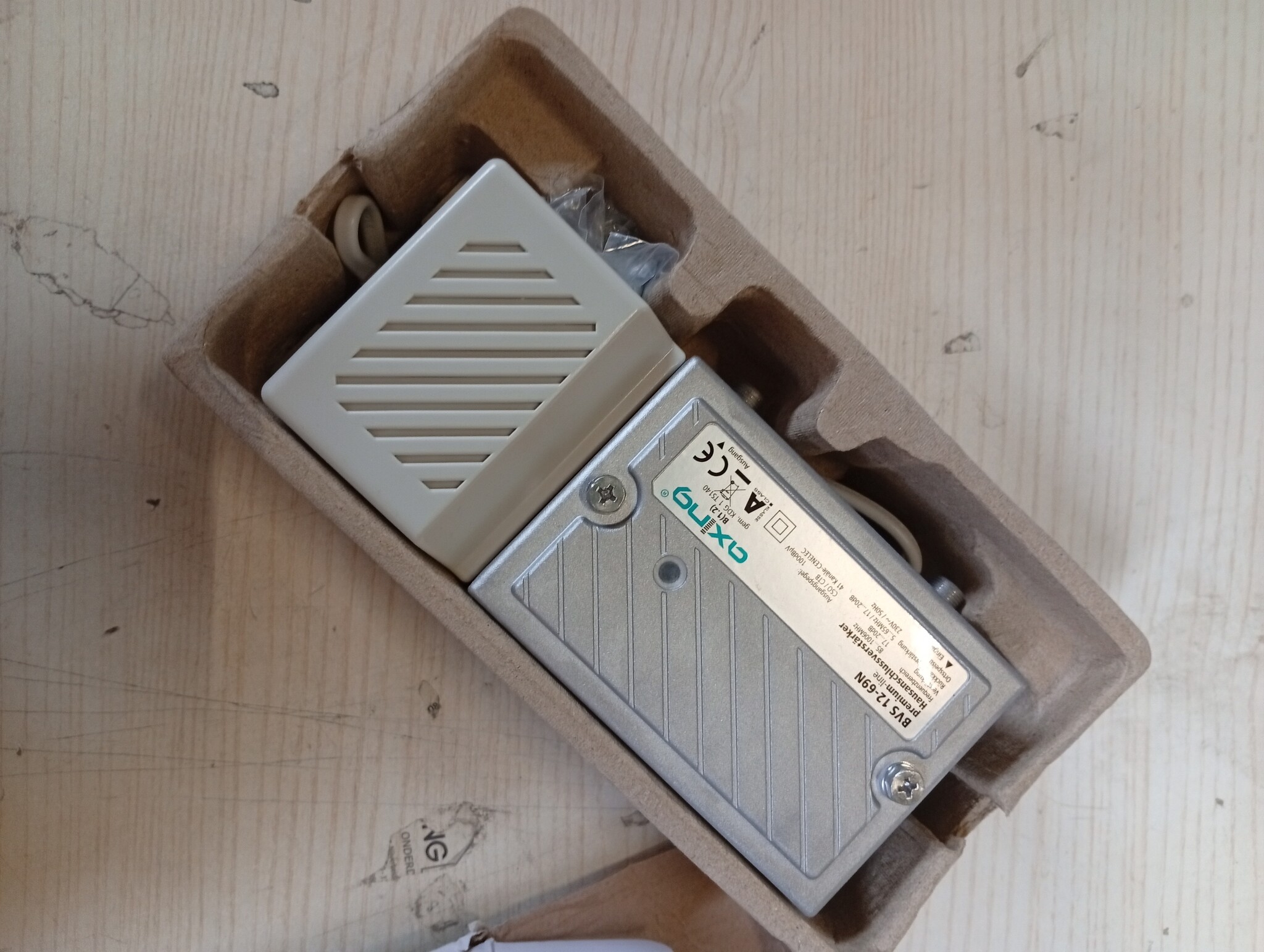 Axing BVS 12-69 home connection amplifier 20 dB, rear channel active, for cable TV digital (1006 MHz) Gain 17...20 dB