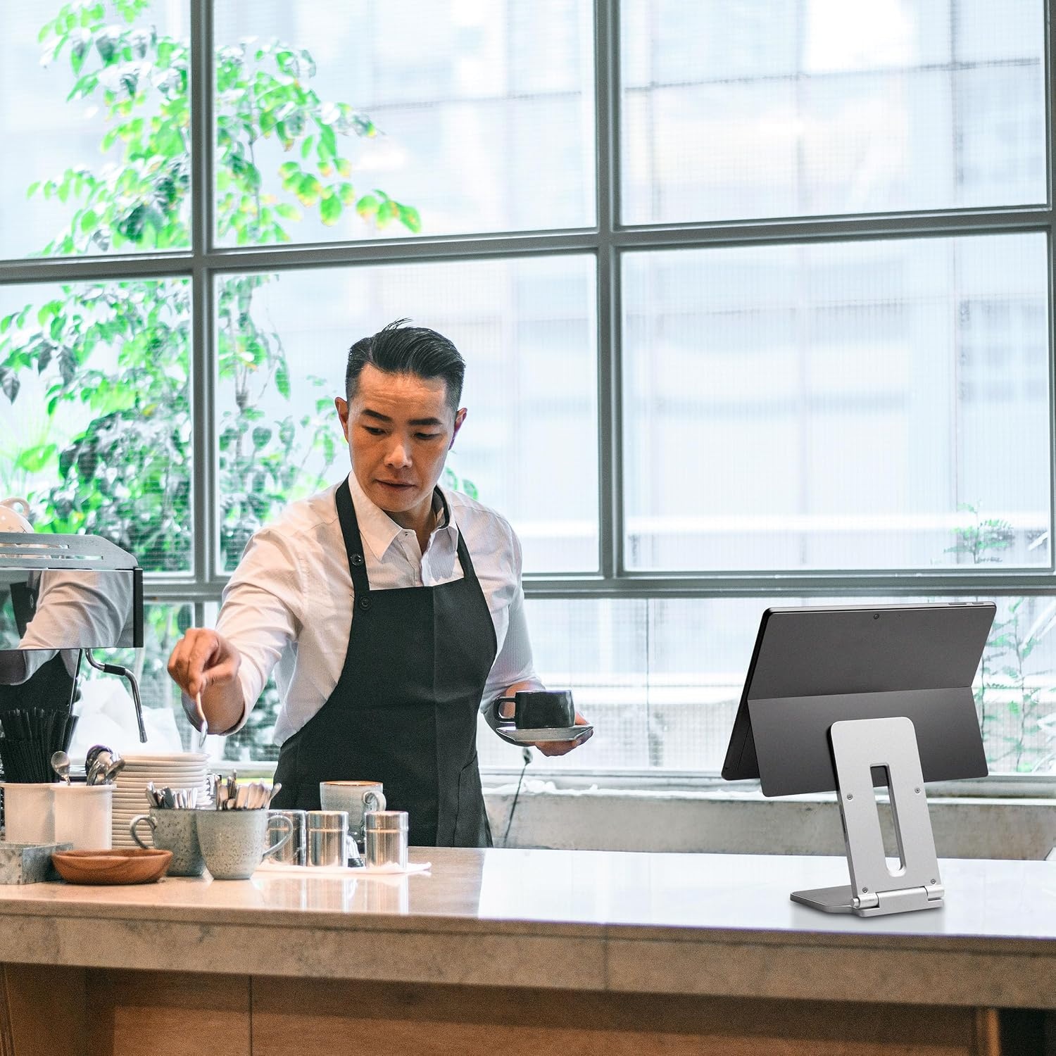 Kensington Laptopstandaard voor Surface, in Samenwerking met Microsoft, 126,4 x 139,4 x 193mm, Anti-slipmateriaal en Anti-slipkussentjes, Ontworpen voor Surface Pro en Surface Go (K58277WW)