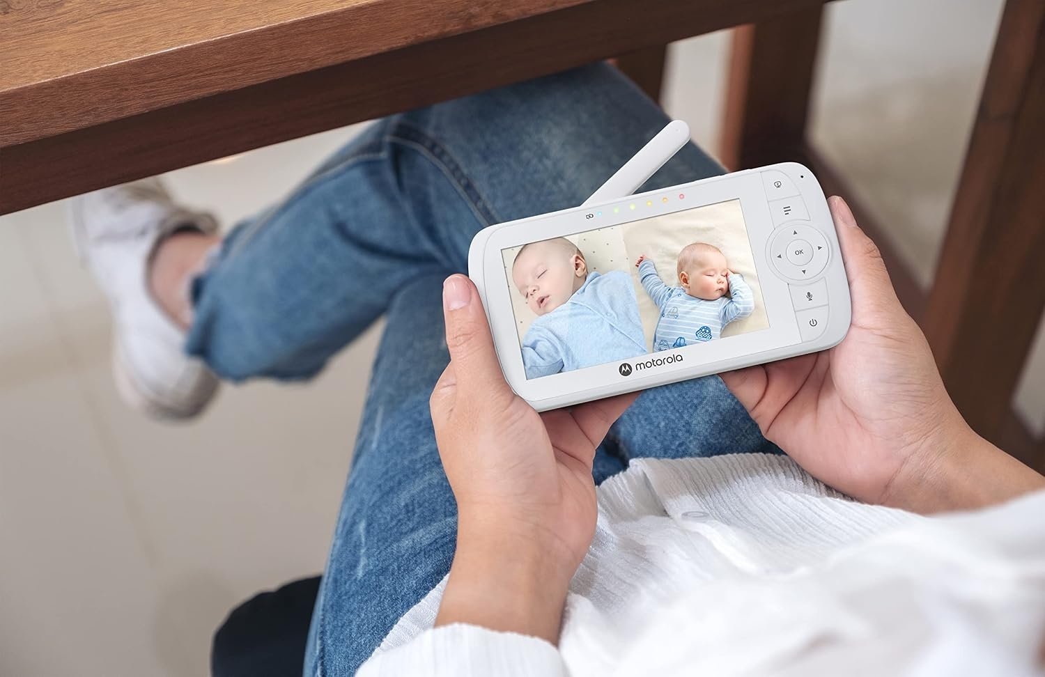 Motorola Nursery VM35-2 Babyfoon met 2 Camera's en 5,0 Inch Kleurenscherm - Wit
