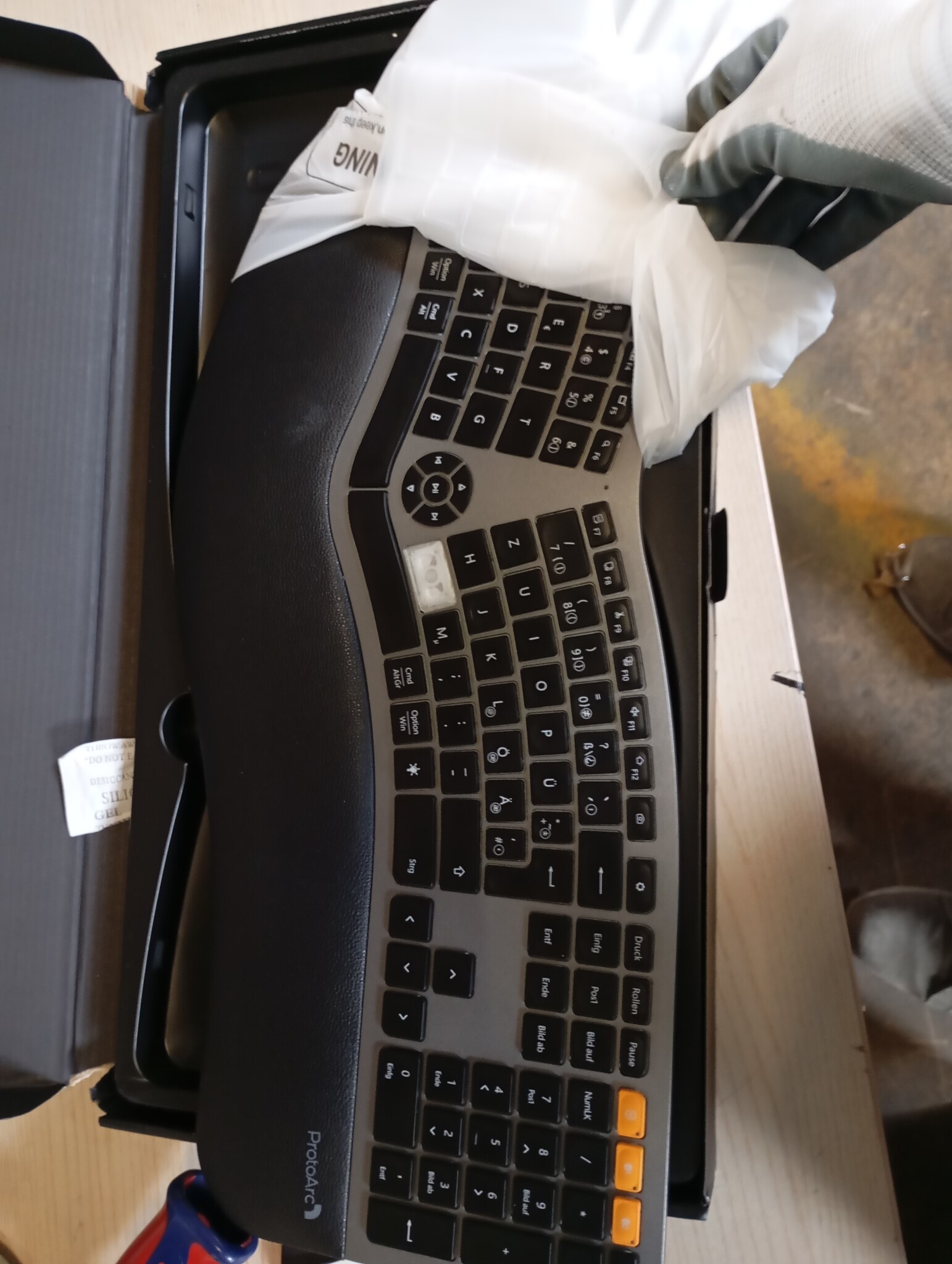 ProtoArc EK01 Plus Ergonomisch toetsenbord, QWERTZ full-size Ergo draadloos toetsenbord met polssteun, draadloos splittoetsenbord, bluetooth en USB, compatibel met Windows/Mac/Android