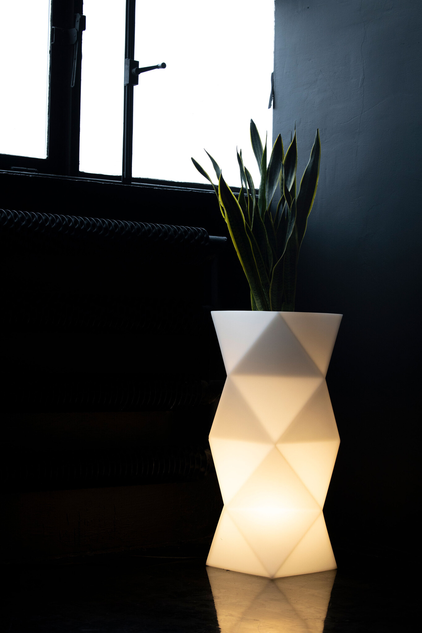 Hoge Bloempot Wit met Verlichting 29x29x78cm - 35% Korting