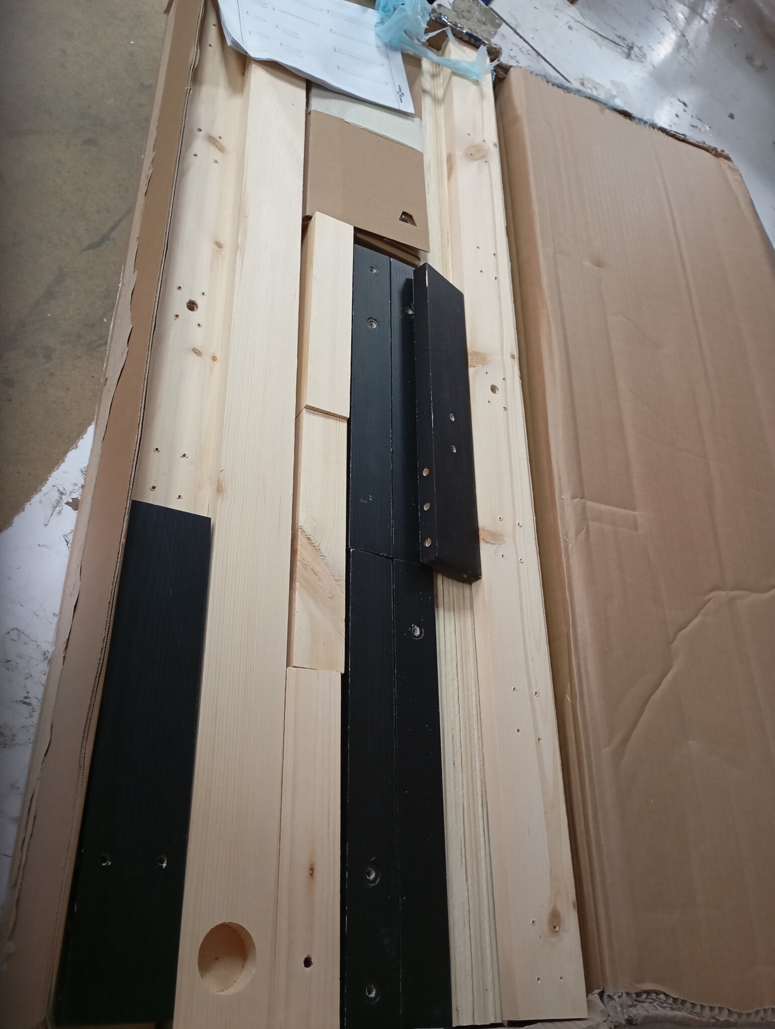 Massief Grenenhouten Bedframe - Zwart - 200x200cm - 53% Korting!