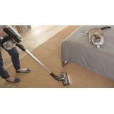 SEVERIN 2-in-1 stick- en handstofzuiger, krachtige batterijstofzuiger, draadloze stofzuiger met batterijduur tot 60 minuten inclusief vervangbare batterij, matzwart/rood, HV 7168