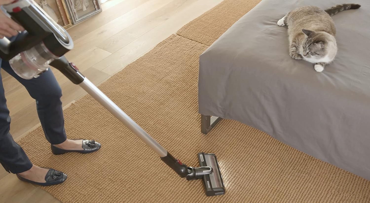 SEVERIN 2-in-1 stick- en handstofzuiger, krachtige batterijstofzuiger, draadloze stofzuiger met batterijduur tot 60 minuten inclusief vervangbare batterij, matzwart/rood, HV 7168