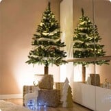 Kunstkerstboom 180 cm met Grenen Stam & Dennenappels - 34% Korting!