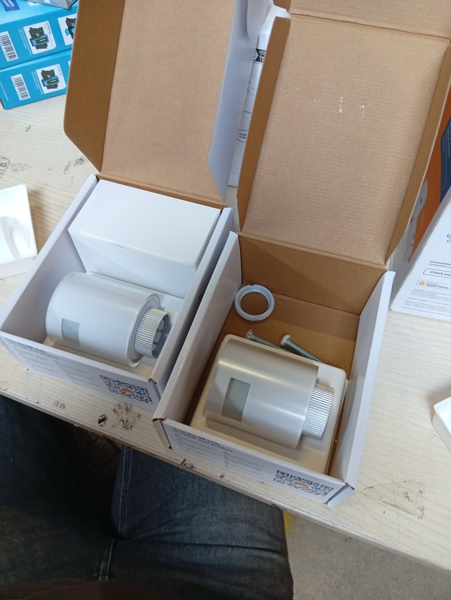 Netatmo Slimme Thermostaat Pakket + 3 Aangesloten en Slimme Thermostatische Koppen, Wifi, Afstandsbediening via App, Compatibel met Individuele Verwarming, NBU-NTH-NAV-EU