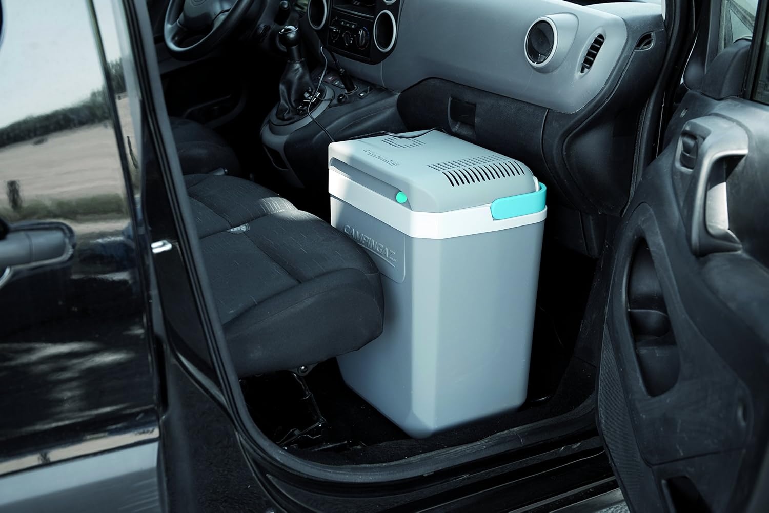 CAMPINGAZ Powerbox Plus 28 Litre Thermoelectric Cooler Box 12 V 230 V for 8 Bottles 1.5 L for Car and Camping with UV Protection 28 L Blue