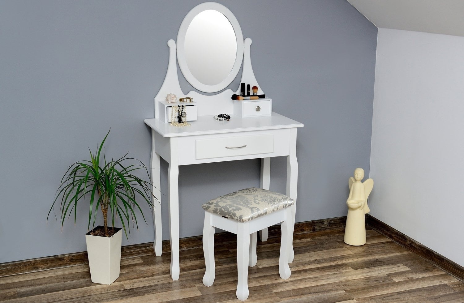 Een cosmetische kaptafel met een spiegel en een krukje