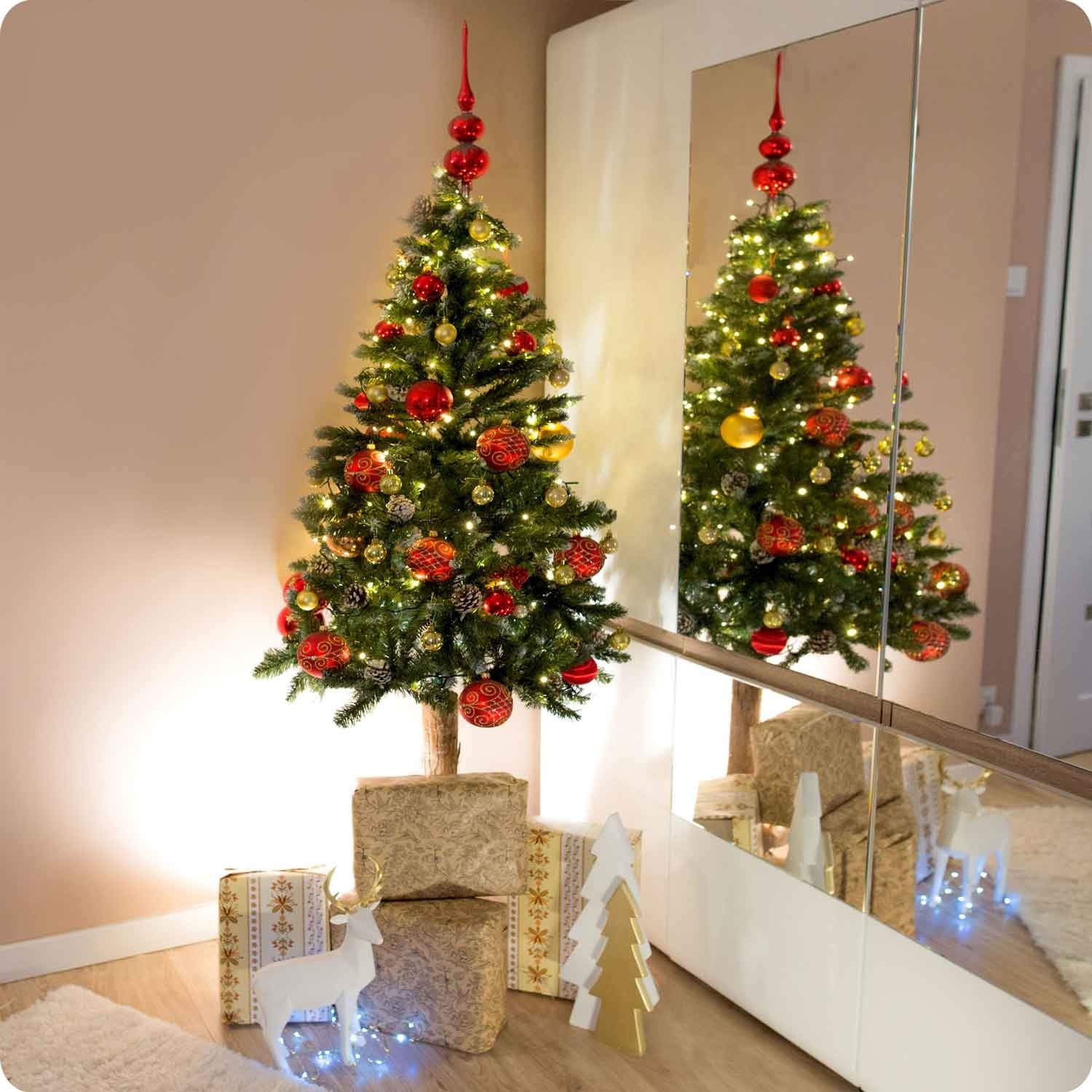 Kunstkerstboom 180cm met houten stam & dennenappels - 34% korting!