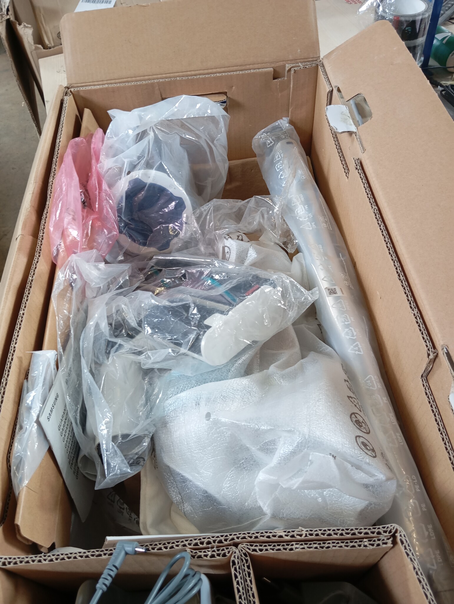 ODKURZACZ PIONOWY SAMSUNG VS15T7031R1 JET 70 TURBO 410 W