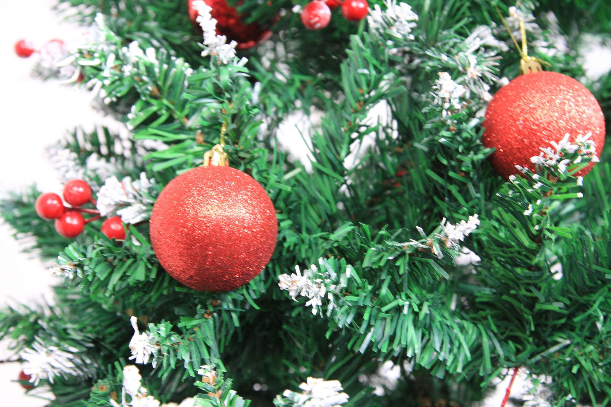 Kunstkerstboom 180 cm met Sneeuw, Glitters & Rode Ballen | 32% Korting
