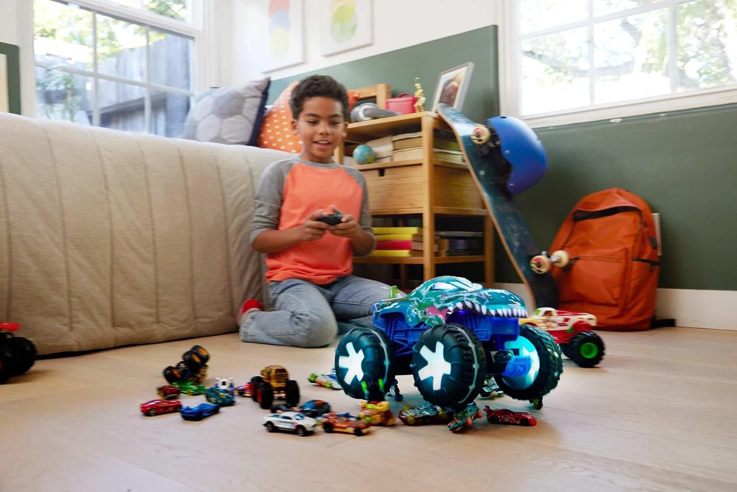 Hot Wheels Monster Trucks Mega-Wrex Alive RC, bestuurbare truck | Grote RC-speelgoedtruck met licht en geluid, oplaadbaar via USB, schaal 1:15, JBD90
