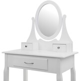 Een cosmetische kaptafel met een spiegel en een krukje